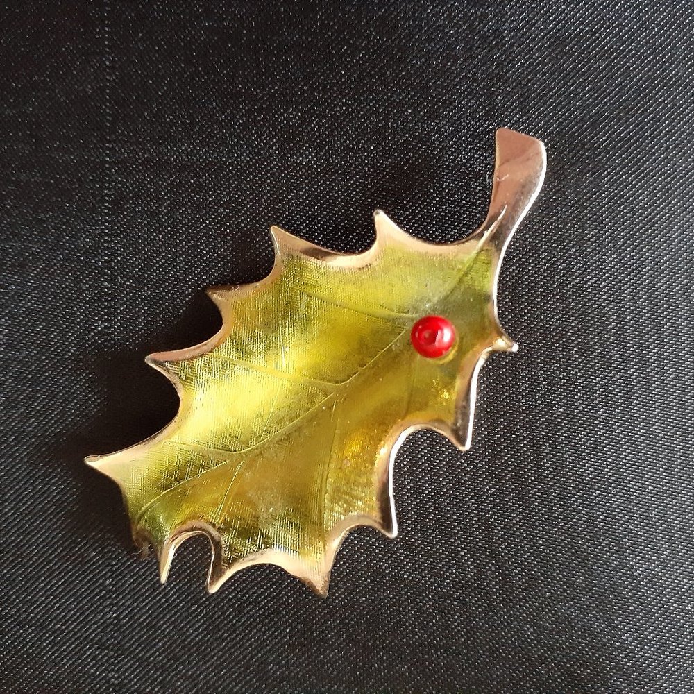 Giovanni Enamel Holly Leaf Brooch